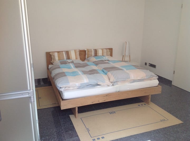 Chumba cha kulala, upande wa kushoto wa WARDROBE, kitanda kikubwa cha watu wawili,........