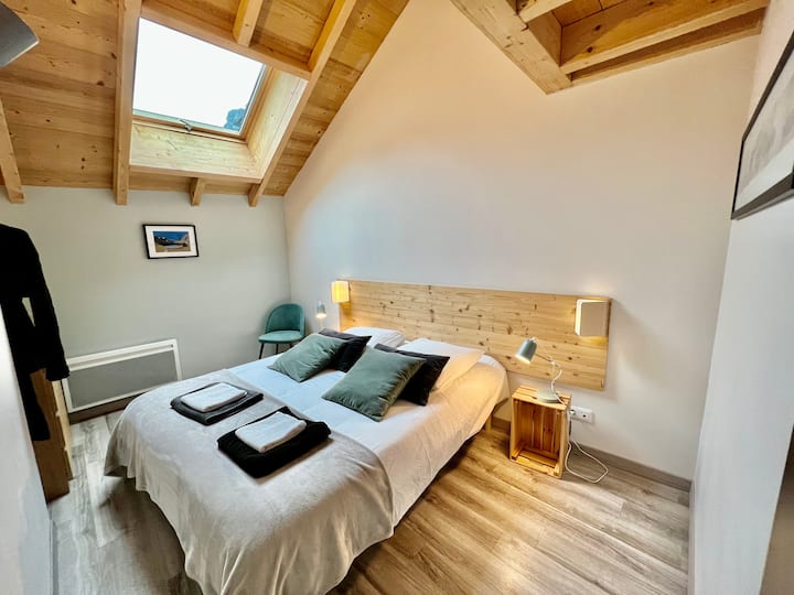 Chambre La Muzelle et salle de bain attenante avec douche et wc 
Un lit double ou 2 lits simples