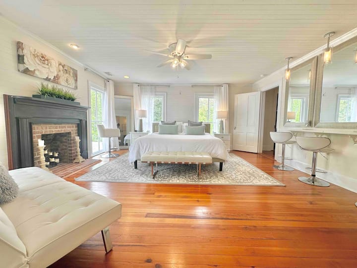 סוויטת גרדניה - קומה עליונה (מקום ל -3 -4 אנשים). מיטת קינג סייז ופוטון בגודל מלא. 

בחדר השינה הזה יש גם טלוויזיה שלא מוצגת בתמונה.