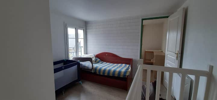 ميزانين سريرين 90 سرير قابل للسحب وسرير مظلة إذا لزم الأمر