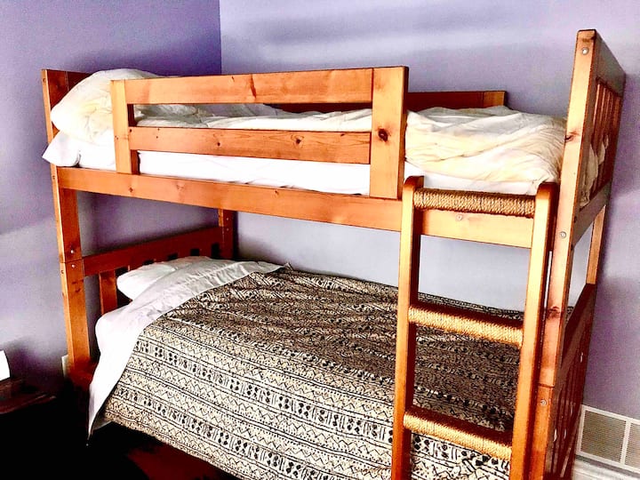 ห้องนอนที่ 4 พร้อมเตียงควีนไซส์และเตียงสองชั้น