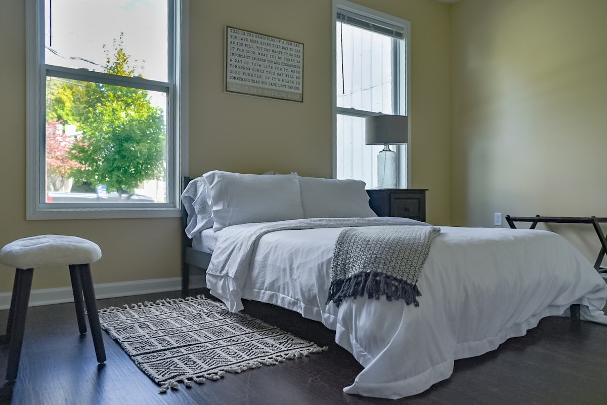 Posteľ bola vylepšená na posteľ veľkosti King. 