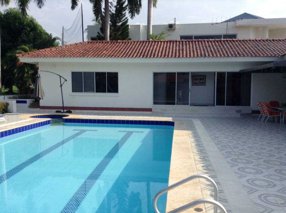 Amplia bahía al rededor de la piscina y el jacuzzi