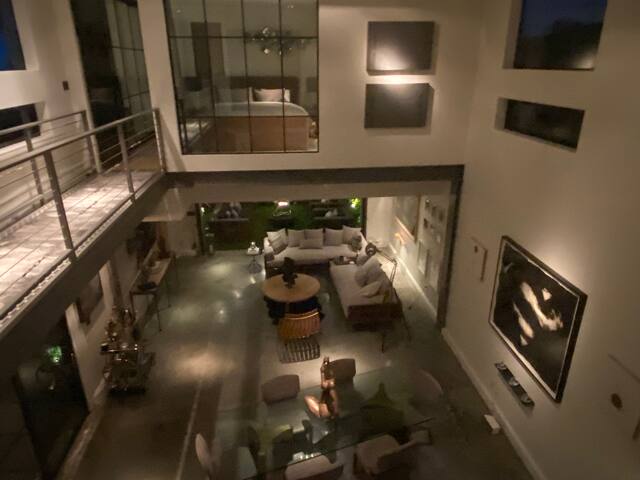 Modern Venice Beachhouse with 20′ ceilings gallery image 3