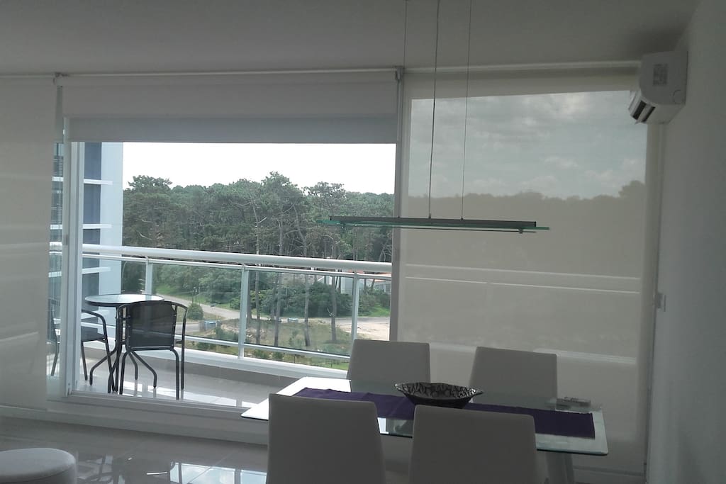 Comedor con terraza muy iluminado