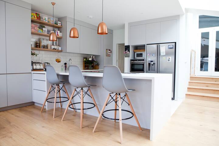 Beautiful 6 bedroom family home with pool, London gallery image 5