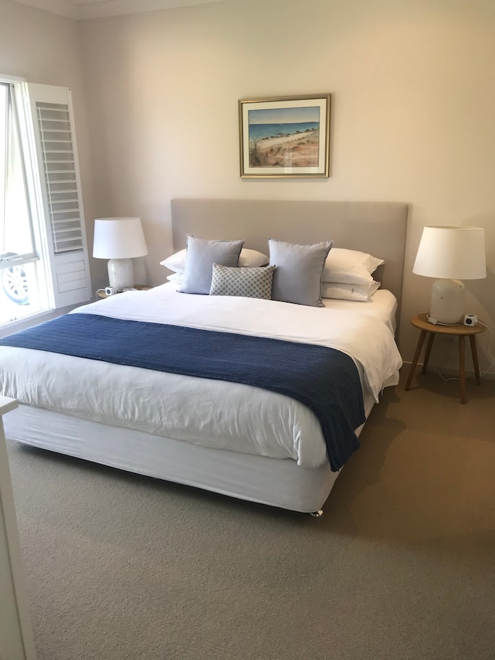 Dhomë gjumi kryesore me suitë private dhe krevat dopio "King" 