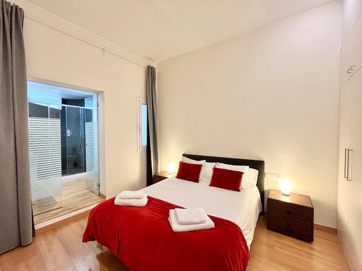 Dormitorio principal en suite (con baño completo adjunto) que incluye aire acondicionado y armario