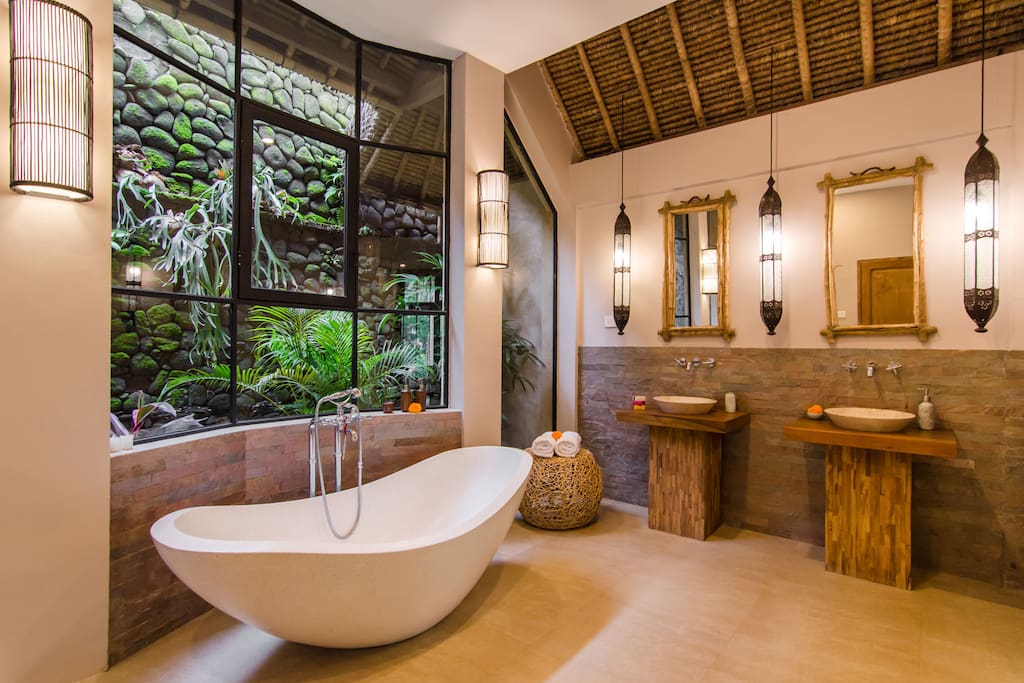 2 Private bathrooms