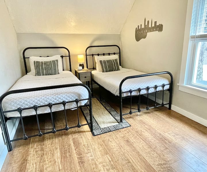 Cette chambre dispose de deux lits jumeaux avec un placard et des cintres fournis pour votre confort. Une machine à bruit blanc est également fournie sur le support de nuit pour assurer des nuits de sommeil reposantes. Cette chambre est située au deuxième étage de la maison. 