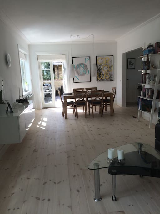 Stue med spisebord