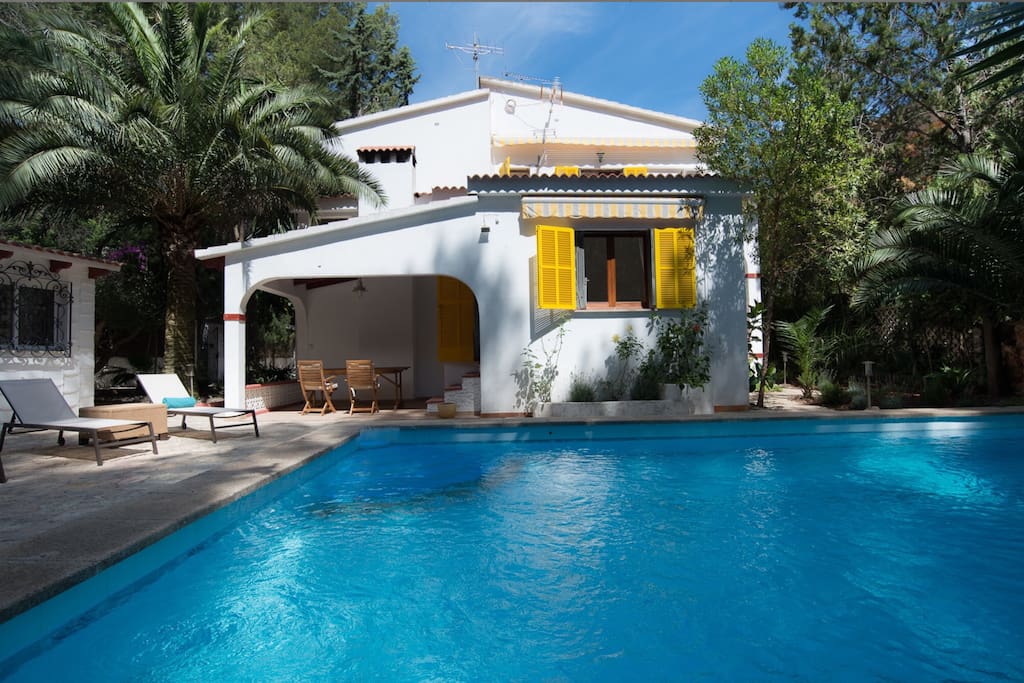 Private pool, outdoor seating