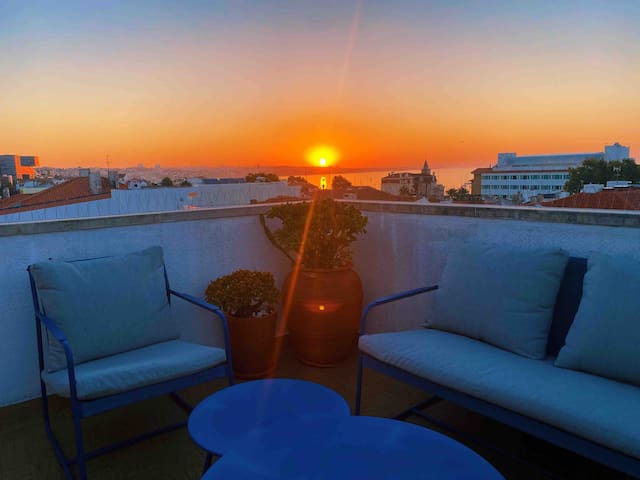 SEA VIEW 5 minutes to Beach with Rooftop Terrace