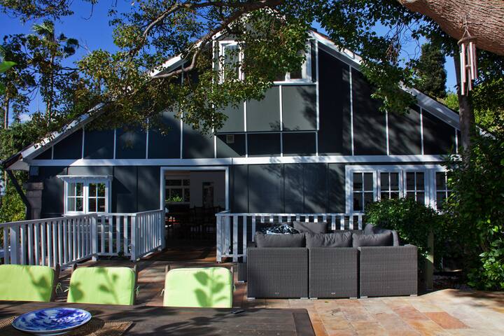 Cabbage Palm Cottage with car. gallery image 4