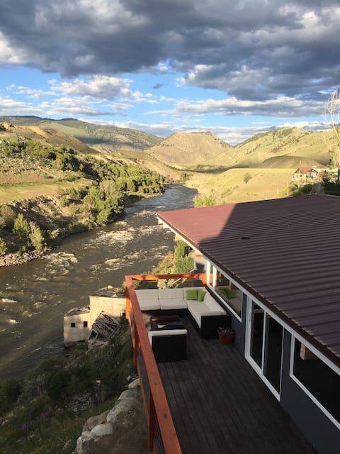 30ft. deck overlooking Yellowstone River & Park.