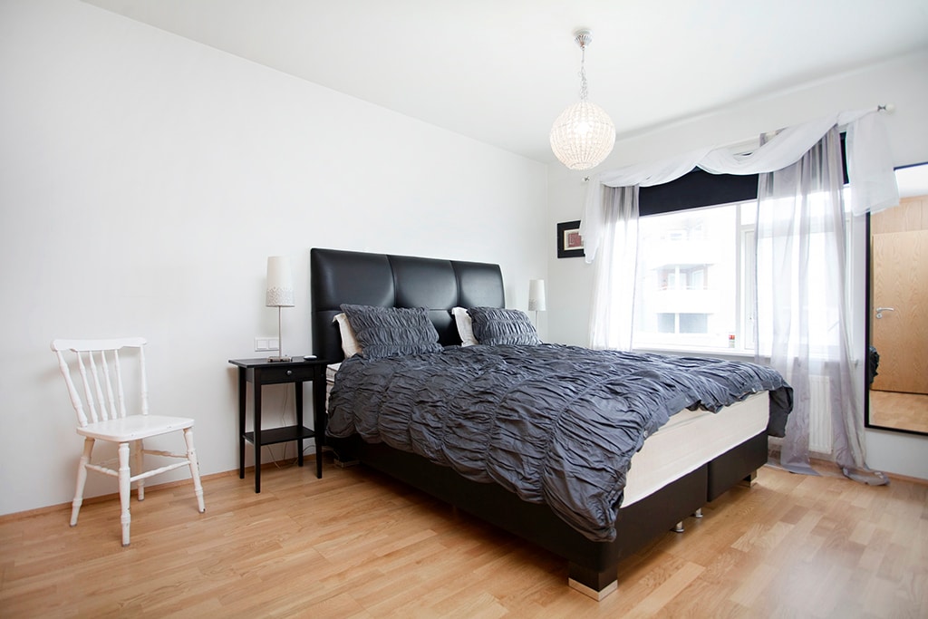 Glavna spavaća soba s bračnim krevetom (širine 180 - 200 cm)