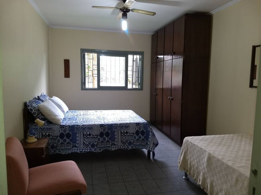 Quarto composto por uma cama de casal e uma cama de solteiro grande. Armário de 04 portas. Ventilador de teto.
