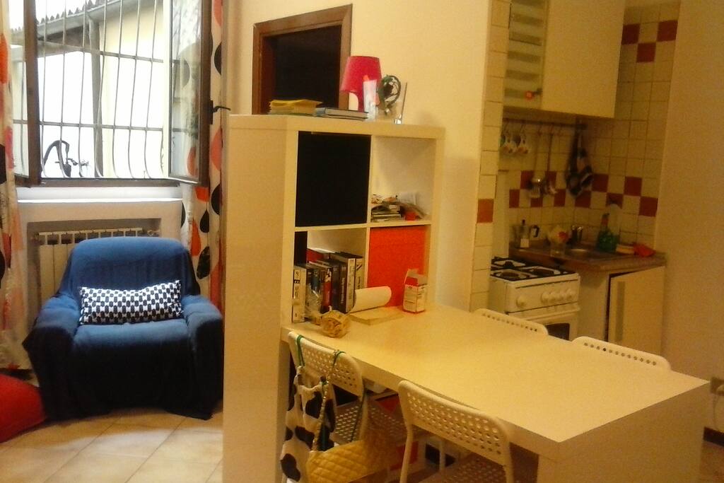 Cucina con tavolo