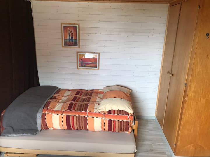 2 lits (guigognes) 190X90cm. The second bed is retractable in order to gain in place during the day. A curtain allows you to split the room in half. For example, to separate the corner bed from the TV corner. 