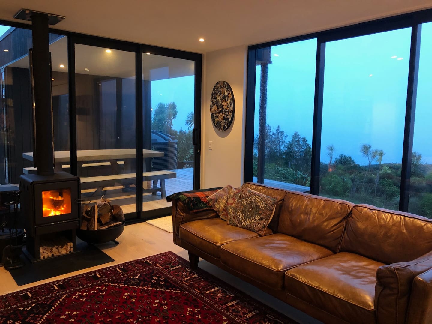 Piha Designer House - Ocean Views - 2 Brm 2
