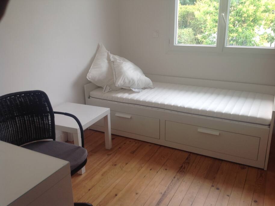 Chambre avec lit gigogne et penderie