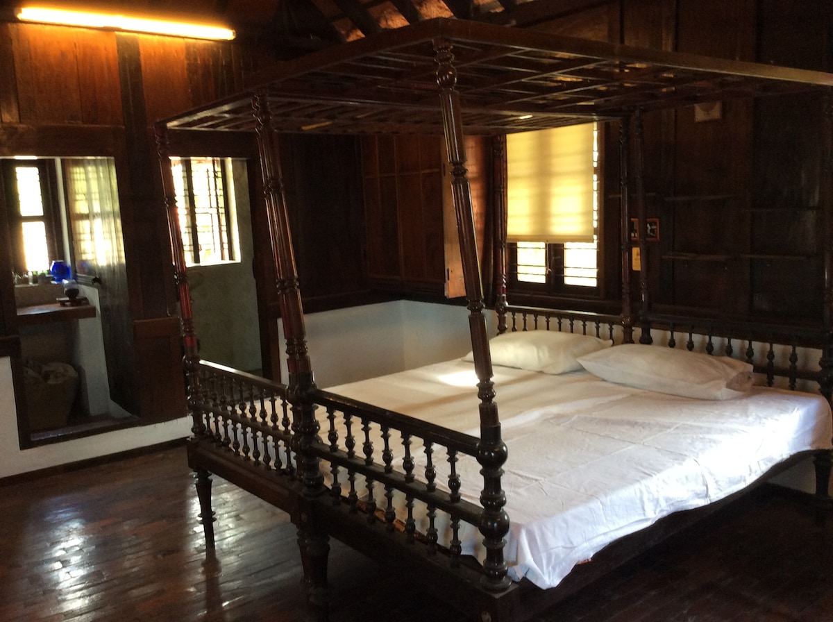 เตียงโปสเตอร์สองหลังสามารถใช้เป็นเตียงคู่หรือเตียงเดี่ยว 2 หลังได้