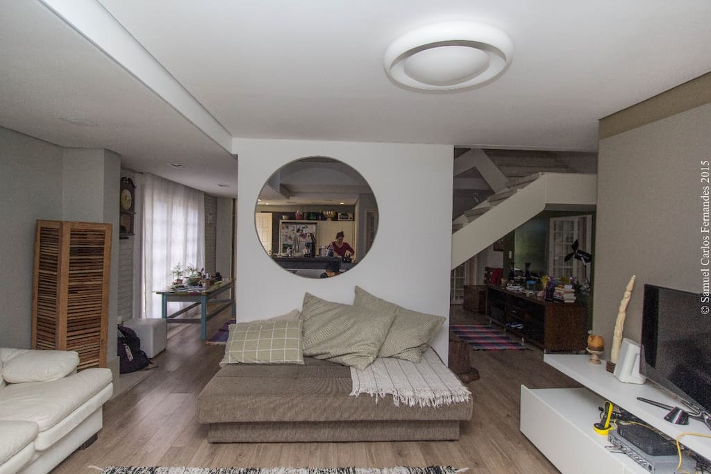 Sala de estar com 2 sofás, TV a cabo.