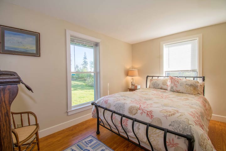 Dormitorio de abajo con una cama tamaño queen