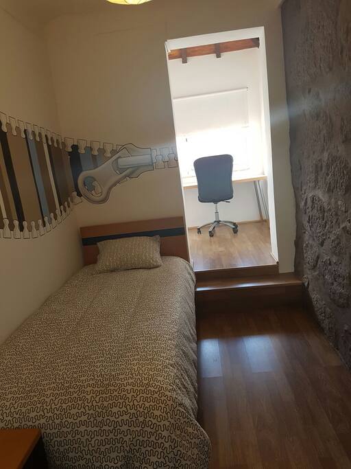 Quarto com janela virada para o pátio