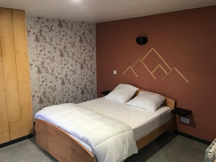 Velika spavaća soba, izravan pristup kupaonici. 140x200 krevet (posteljina nije osigurana) mogućnost najma posteljine za 15 eura:
plahta, navlaka za poplun, 2 jastučnice. 
Odvojeni WC