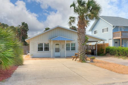 Quaint NSB cottage steps from the beach & Flagler