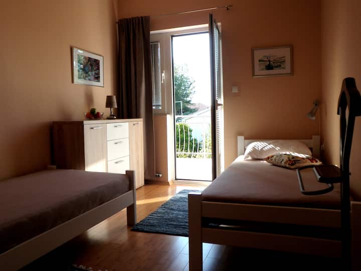 habitación para niños con un pequeño balcón 