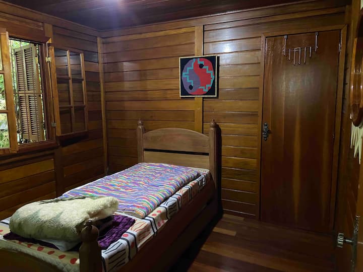 Dhomë me krevat dopio, shtëpi në katin e sipërm