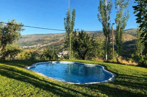 House with a pool in El Higueral