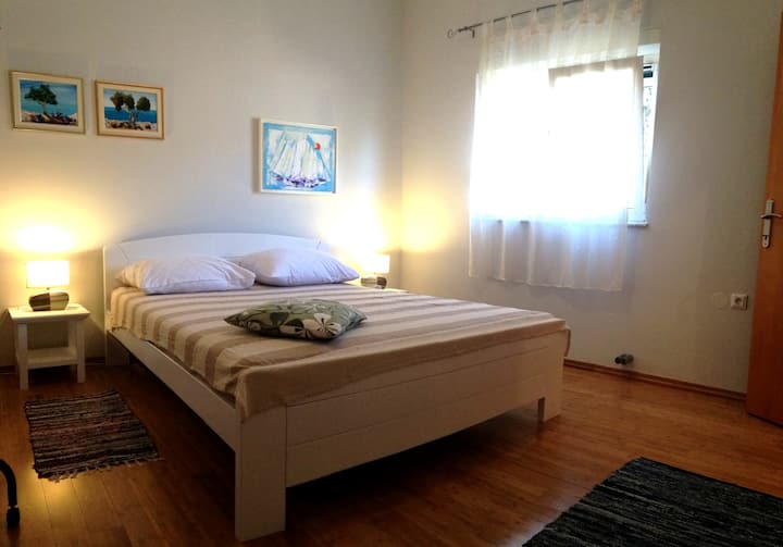 dormitorio principal con baño adjunto