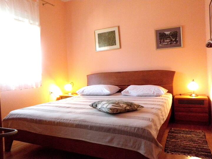 dormitorio con cama doble (180x200) y armario espacioso