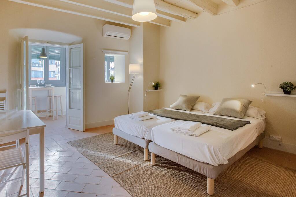 Habitación completamente equipada dispuesta tipo dormitorio