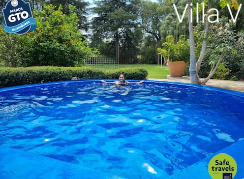 Cheerful villa with a pool. For private use.