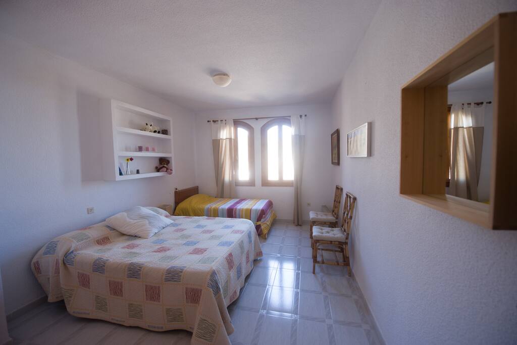 Amplia habitación muy luminosa