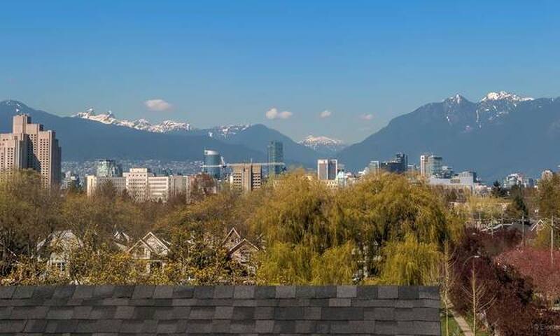 Parkside Character Home, 6 min from Downtown gallery image 2