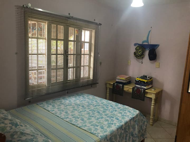 Szoba kétszemélyes ággyal