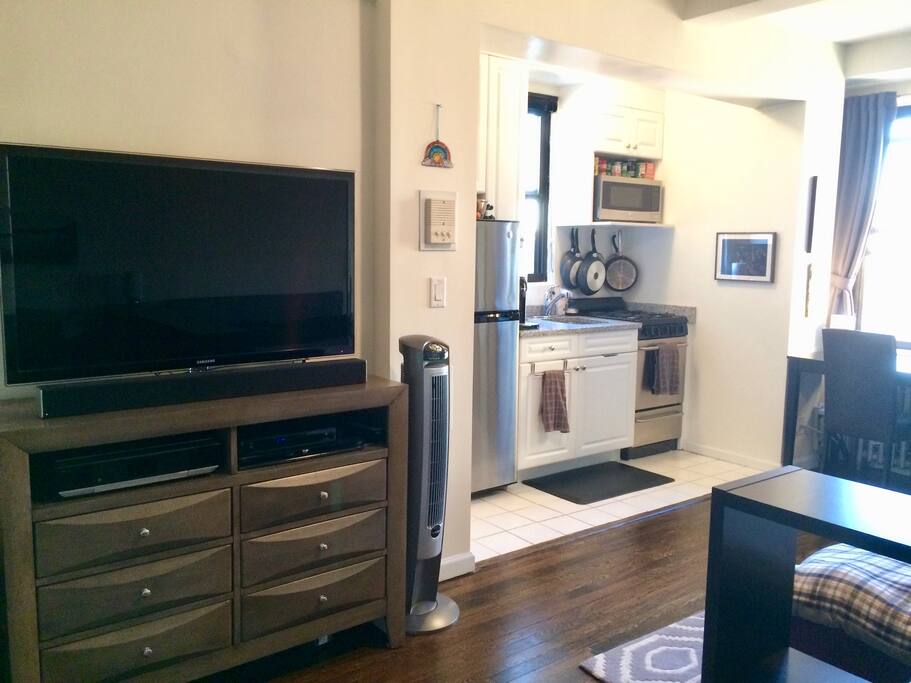 Full dresser, HDTV Smart TV (Netflix), Blueray and hi-speed internet.
