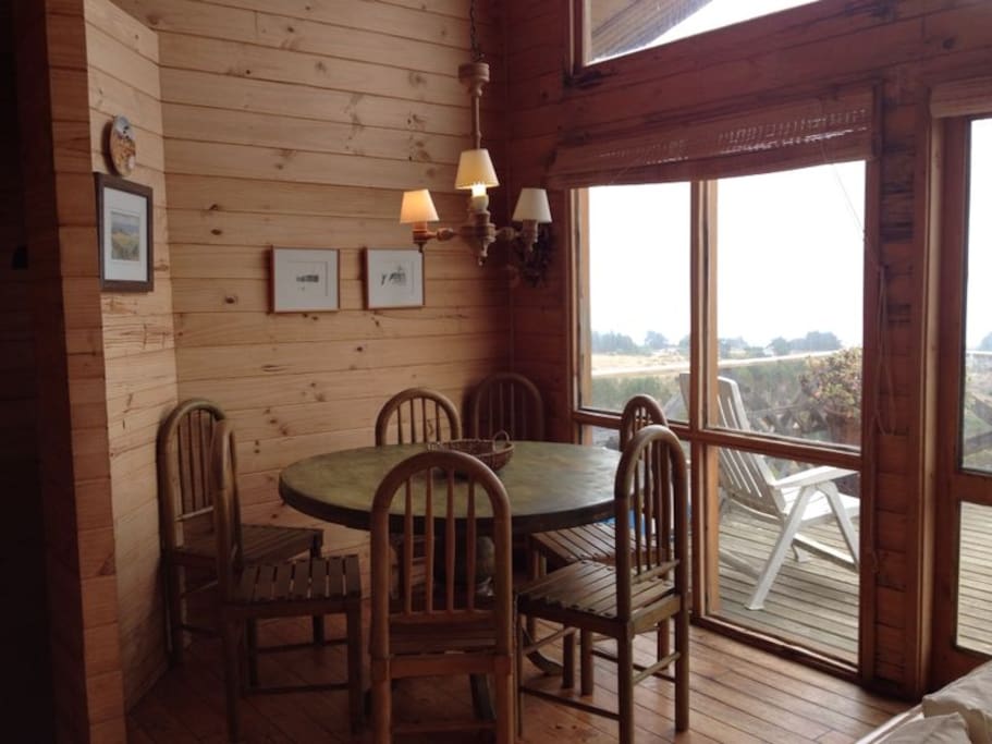 Comedor para 8 personas con vista al mar