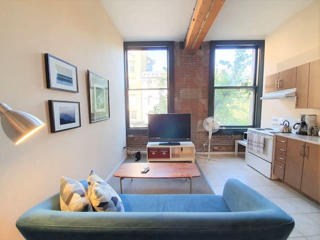 (Amazing Location) Modern Loft in Historic Gastown
