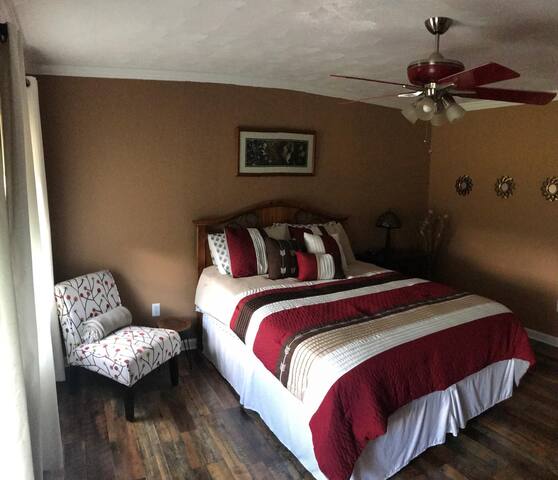 Jo-Gina's Mountain Retreat (Dante’s Room)