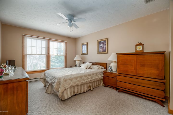 Chumba cha kulala #1- Kitanda cha ukubwa wa Malkia. Smart TV.