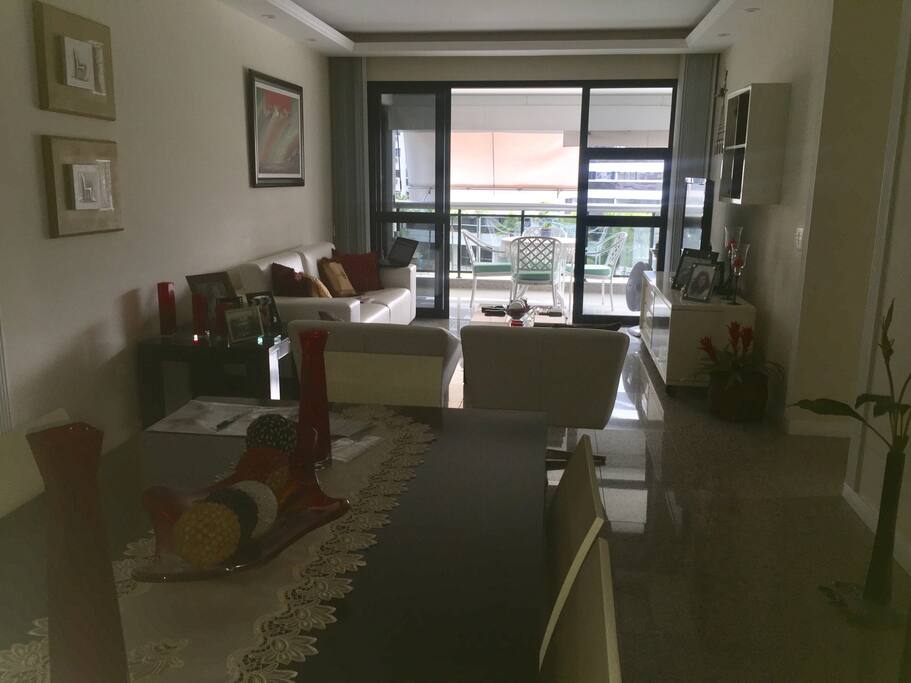 Visão geral da sala do imóvel.