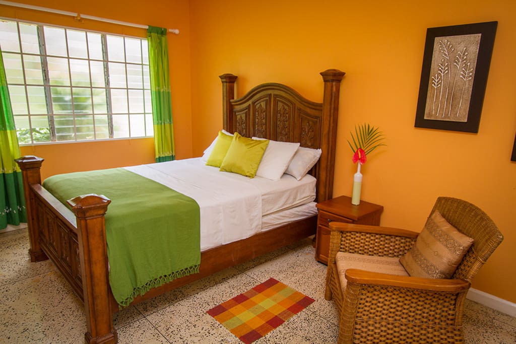 Master Bedroom w/ Queen Bed