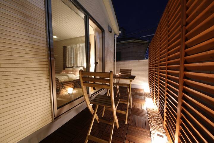 Cozy Apartment with Rare Balcony and Easy Access!