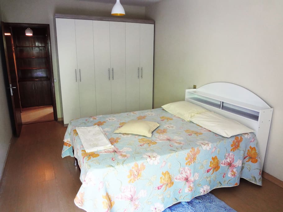 Bedroom with queen size bed - air conditioning